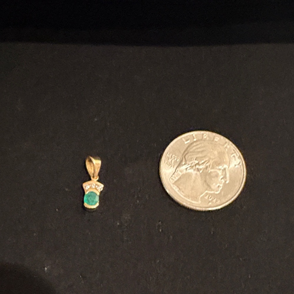 Elegant Gold emerald and diamonds Pendant